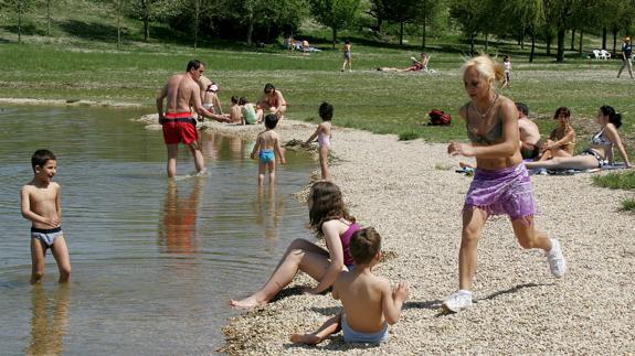 Niños bañandose en el pantano de Garaio, Álava.