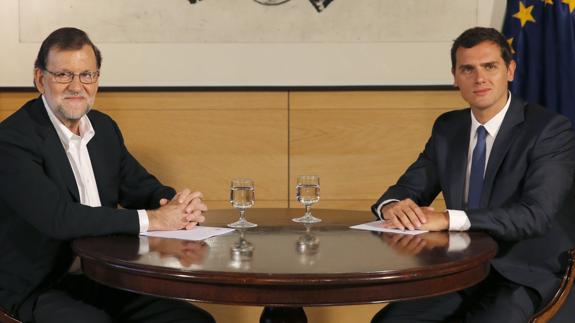 El presidente del Gobierno en funciones y del PP, Mariano Rajoy, y el líder de C's, Albert Rivera, momentos antes de la reunión. 