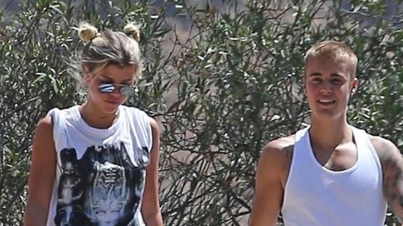 Justin Bieber y Sofia Ritchie paseando por Laguna Beach.