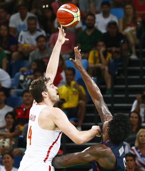 Pau Gasol lanza a canasta. 