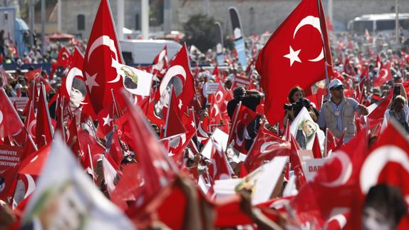 Opositores de Erdogan manifestándose en Turquía.