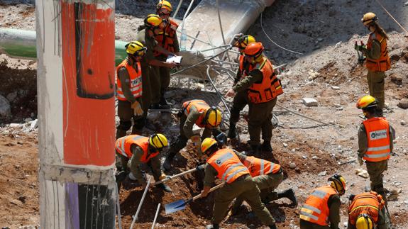 Los equipos de rescate trabajan en la zona. 