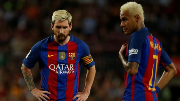 Messi (i) y Neymar, después de un gol del Alavés. 