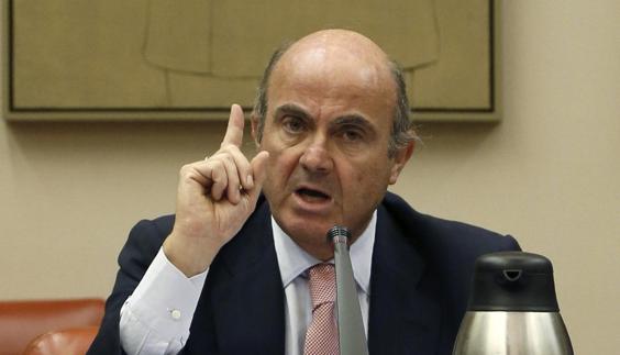 Luis de Guindos, durante su comparecencia ante la Comisión de Economía del Congreso.