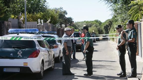 Efectivos de la Guardia Civil, en las inmediaciones del chalet donde se encontraban los cuerpos. 