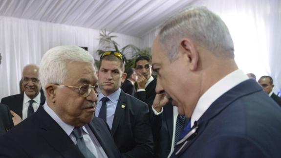 Saludo entre Mahmud Abás y Benjamin Netanyahu durante el funeral de Simón Peres.