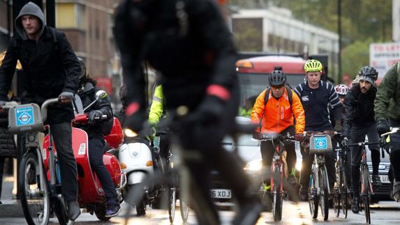 Ciclistas circulando en las calles de Londres.