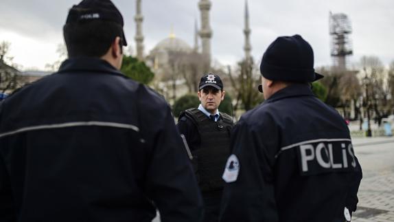 Agentes de la Policía turca frente a la Mezquita Azul, en Estambul.