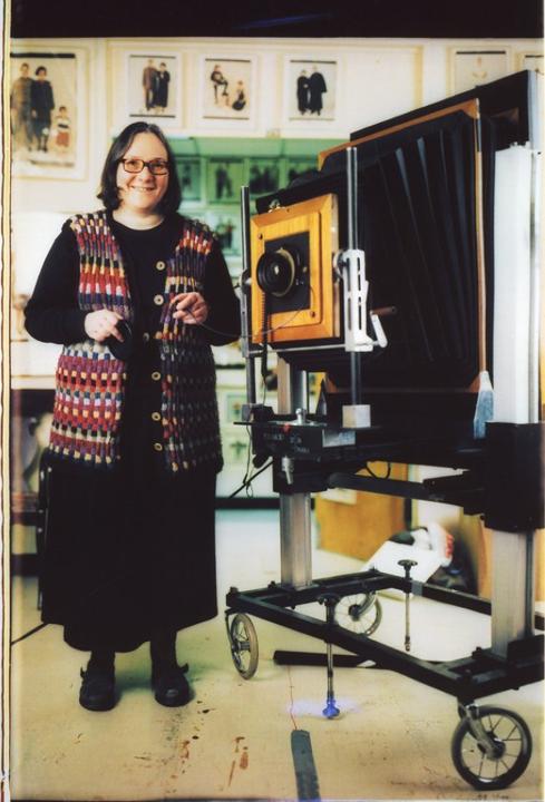 Elsa Dorfman posa con su ya famosa Polaroid de 20x24.