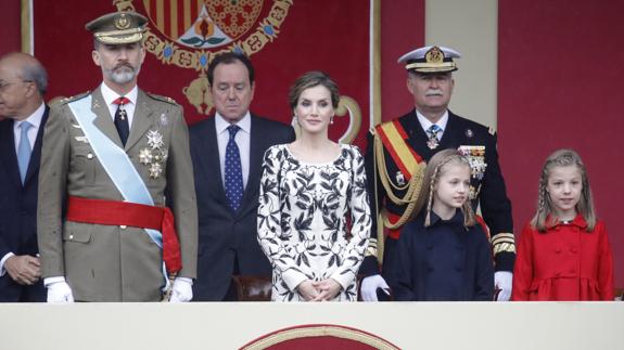 Los Reyes, junto a sus hijas, la Princesa de Asturias y la infanta Sofía, presiden el desfile militar.