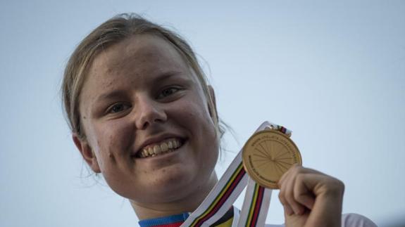 La danesa Amalie Dideriksen posa con su medalla de oro. 