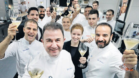 Martín Berasategui brinda junto a parte de su equipo en la cocina del restaurante de Lasarte galardonado por Trip Advisor .