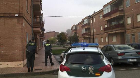 Agentes de la Guardia Civil en las proximidades de la vivienda. 