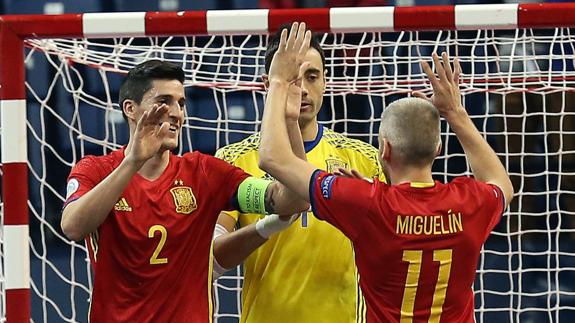 Ortiz y Miguelín celebran un triunfo con España. 