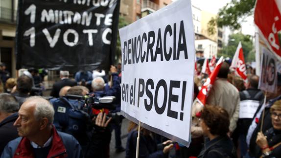 Centenares de personas concentradas frente la sede del PSOE en la calle de Ferraz.