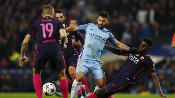 Agüero pugna con varios jugadores del Barça. 