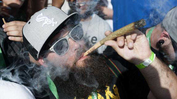 Una persona consume marihuana en Denver. 