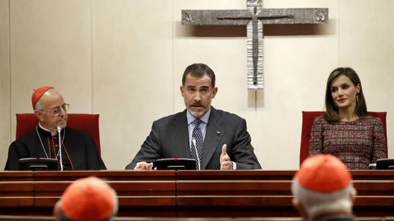 El Rey con la reina Letizia y el presidente de la Conferecia Episcopal, Ricardo Blázquez.