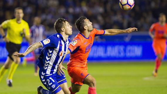 David Barral (d), pelea por un balón con Kike Femenía, del Alavés. 