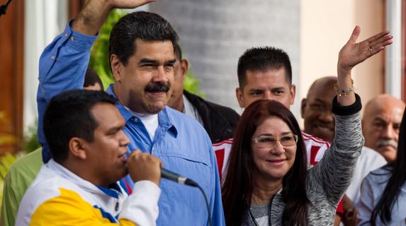 El presidente de Venezuela, Nicolás Maduro (2-i), acompañado de la primera dama, Cilia Flores (c).