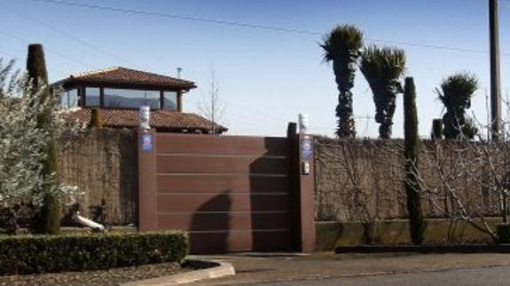 Exterior de la vivienda de Pedro Sanz en Villamediana (La Rioja).