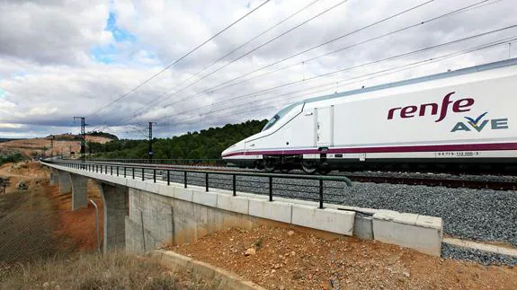 Un tren AVE circula por un tramo de la red ferroviaria española.