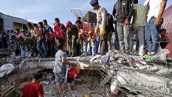 Tareas de rescate en la isla de Sumatra.