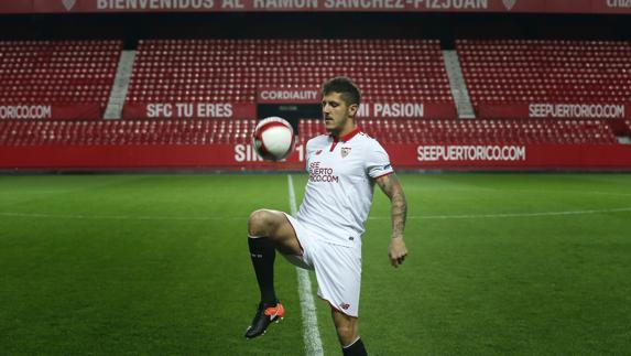 Jovetic, durante su presentación como nuevo jugador del Sevilla. 