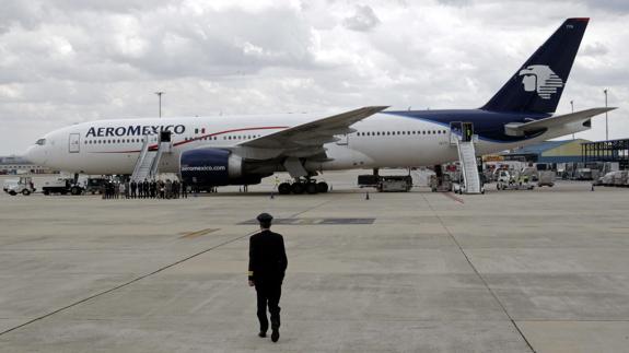 Un avión en el aeropuerto de Barajas.