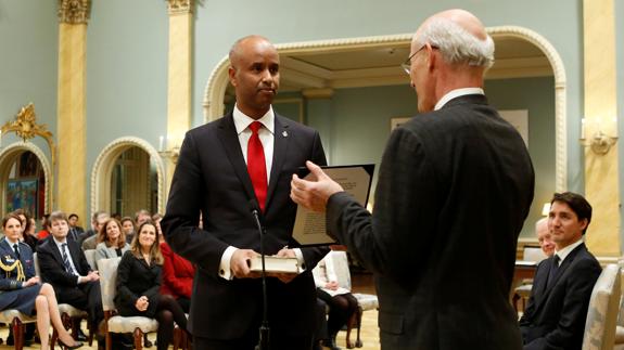 Ahmed Hussen es nombrado ministro de Inmigración. 