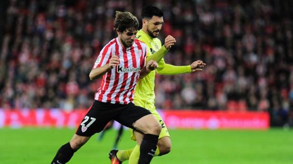 Yeray, en pugna con Roberto Soriano en un Athletic-Villarreal. 