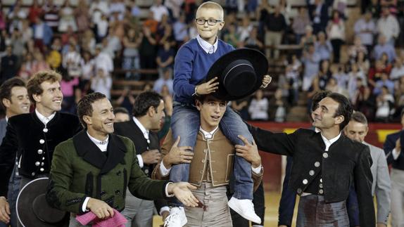 Adrián Hinojosa, llevado a hombros.