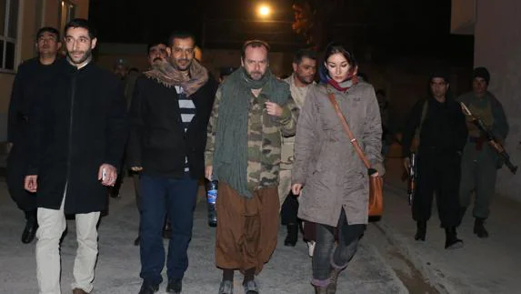 Juan Carlos (c) acompañado por personal afgano de seguridad tras su liberación.