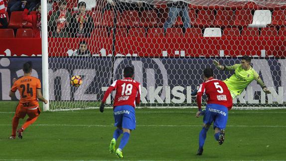 Adrián marca de penalti. 