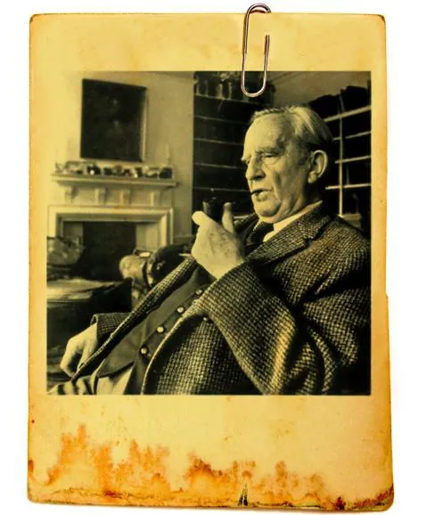 J.R.R. Tolkien, en una de sus imágenes características.