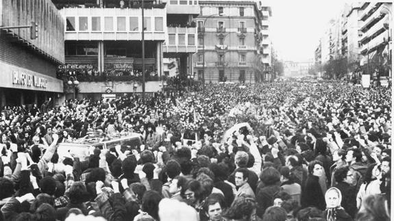 Multitudinaria comitiva fúnebre por los abogados asesinados por ultraderechistas en la 'Matanza de Atocha'.