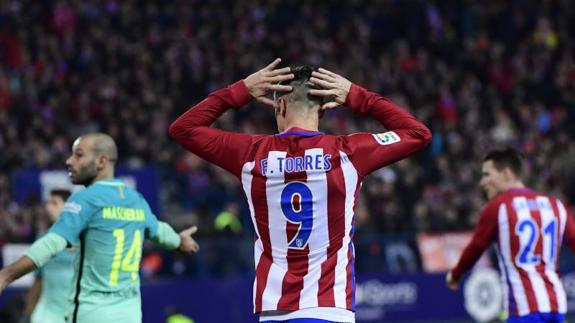 Fernando Torres lamenta una ocasión fallada. 