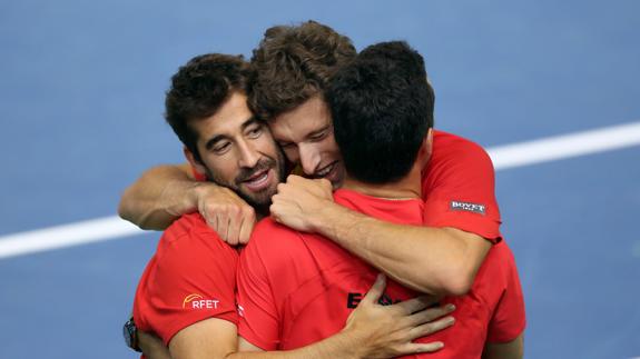 Los tenistas españoles celebran la clasificación. 