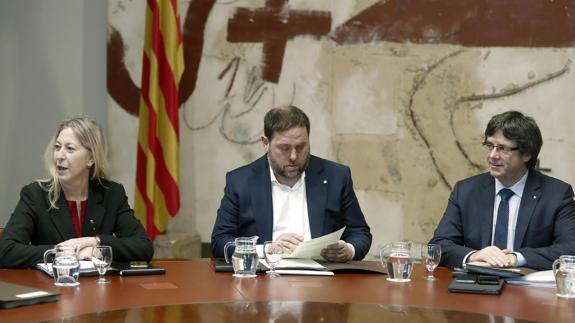 El president Carles Puigdemont, su vicepresidente, Oriol Junqueras, y la consellera de Presidencia, Neus Munté.