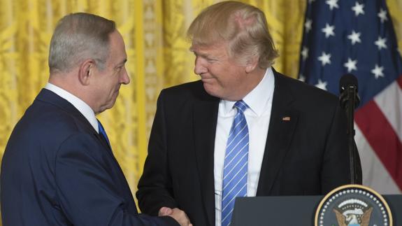 Netanyahu (i) se saluda con Trump. 
