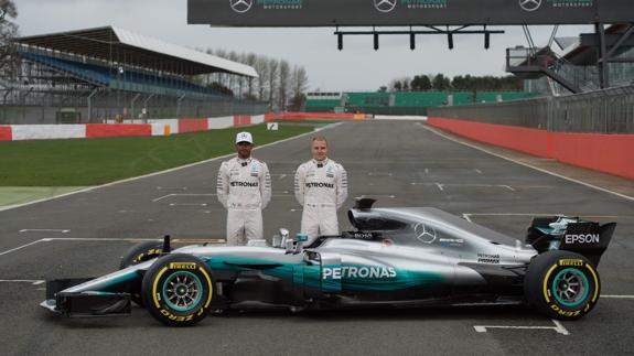 Lewis Hamilton y Valtteri Bottas, con el W08. 