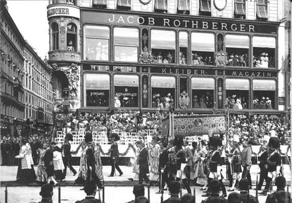Desfile de Francisco José por las calles de Viena, en 1898, año del asesinato de Sissi.