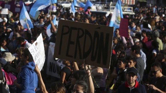 Los guatemaltecos piden la dimisión del presidente Jimmy Morales por el suceso.