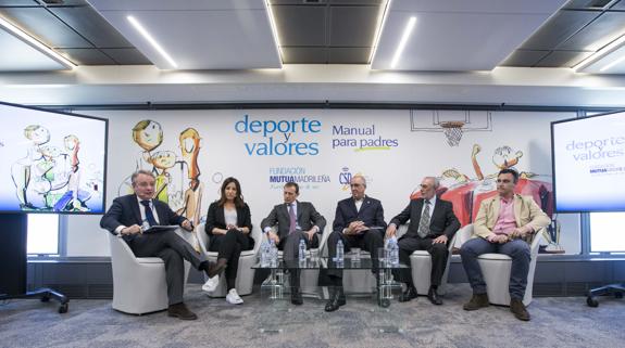 Participantes en el coloquio que ha servido para presentar el libro. 