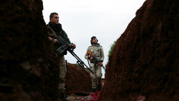 Dos sirios hacen guardia. 
