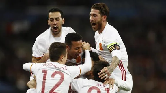 Los jugadores españoles celebran el gol de Deulofeu. AFP