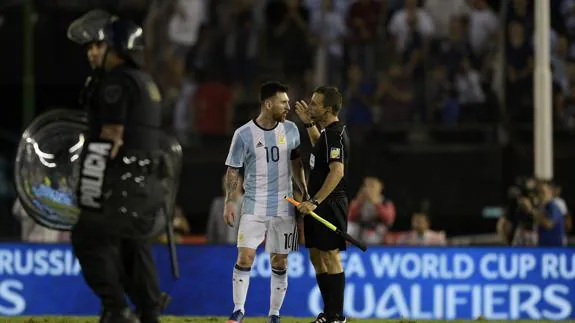 Messi protesta al asistente. 