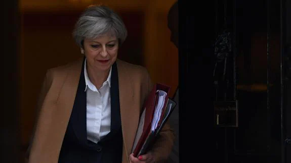 Theresa May sale del número 10 de Downing Street.