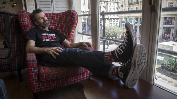 Pau Donés en el hotel de Madrid antes de la entrevista. 