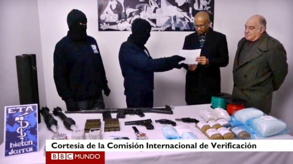 Vídeo difundido por la BBC en el que miembros de ETA presentan armas inutilizadas. 